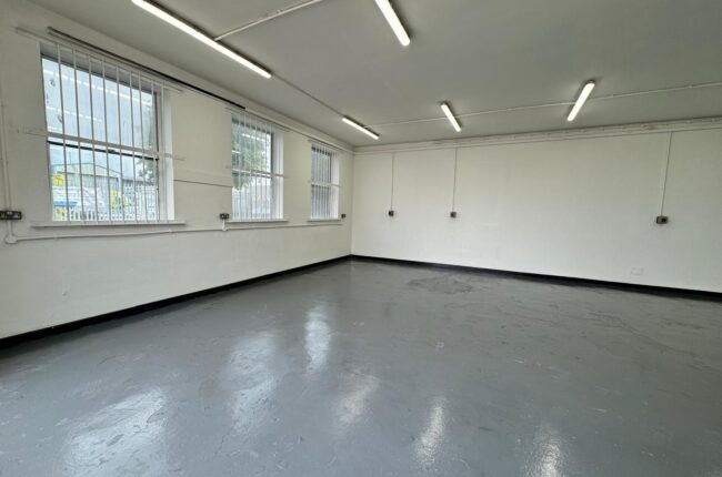 1,500 sq.ft Industrial/Trade Unit with Office (A7) 5